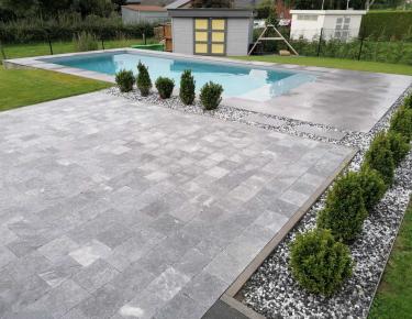 Buitenzwembad met ceramische afwerking